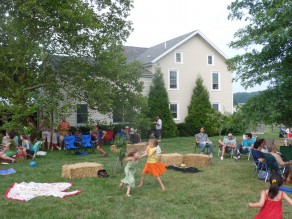 Picnic in the garden. (Blooming Glen Farm) Picnic in the garden. (Blooming Glen Farm)