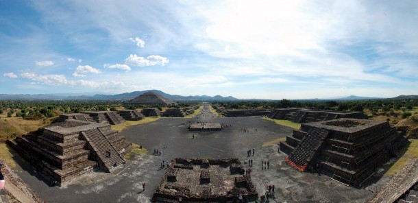 The Avenue of the Dead, seen from the Moon Pyramid. (Teotihuacán) The Avenue of the Dead, seen from the Moon Pyramid. (Teotihuacán)