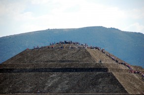 People milling about the top of the Sun Pyramid. (Teotihuacán) People milling about the top of the Sun Pyramid. (Teotihuacán)