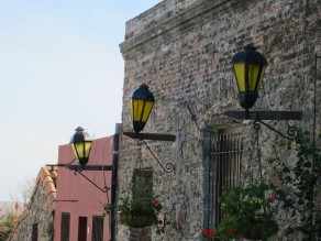 These yellow lights are everywhere around the town. (Colonia del Sacramento) These yellow lights are everywhere around the town. (Colonia del Sacramento)