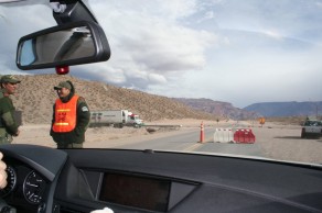 Second roadblock to Puente del Inca. Snowchains? No. Now? Yes! (Mendoza) Second roadblock to Puente del Inca. Snowchains? No. Now? Yes! (Mendoza)