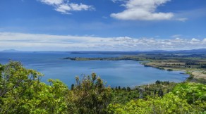 Vewpoint over Lake Taupo (Glowworms and Mount Doom) Vewpoint over Lake Taupo (Glowworms and Mount Doom)