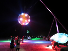Don’t drop the ball! (Burning Man 2013) Don’t drop the ball! (Burning Man 2013)