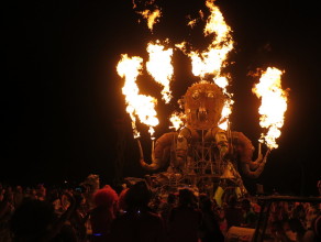 The mechanical fire-shooting octopus! (Burning Man 2013) The mechanical fire-shooting octopus! (Burning Man 2013)