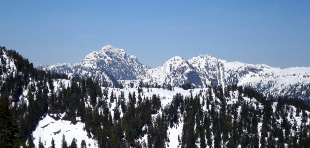 Snowshoeing around Grouse Mountain (Vancouver Travel Guide) Snowshoeing around Grouse Mountain (Vancouver Travel Guide)