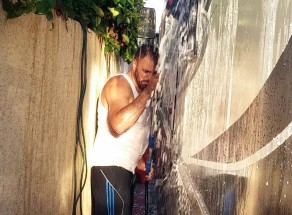 Don washing the motorhome. (Walker & Rodeo) Don washing the motorhome. (Walker & Rodeo)