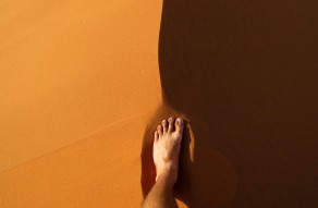 Virgin footstep on sand dune ridge. (Sossusvlei) Virgin footstep on sand dune ridge. (Sossusvlei)