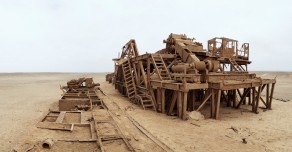 Fake ghost oil rig (Skeleton Coast)